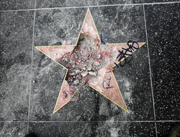 KNUST: I fjor ble stjernen til Donald Trump nok en gang rasert og totalt ødelagt. Foto: NTB Scanpix KNUST: I fjor ble stjernen til Donald Trump nok en gang rasert og totalt ødelagt. Foto: NTB Scanpix